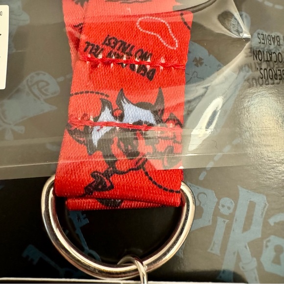 NWT. Disney 4 pin set plus lanyard. Pirates of the Caribbean theme - Picture 11 of 13